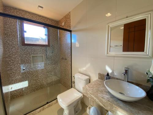 a bathroom with a sink and a toilet at Paz e Conforto na Serra Pet Friendly in Teresópolis