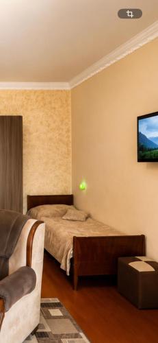 a bedroom with a bed and a tv on the wall at Norik guest house in Garni
