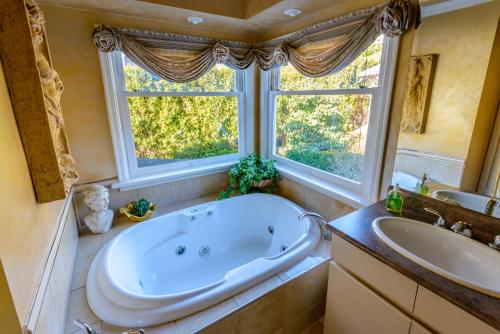 Ένα μπάνιο στο Crystal's View Bed & Breakfast
