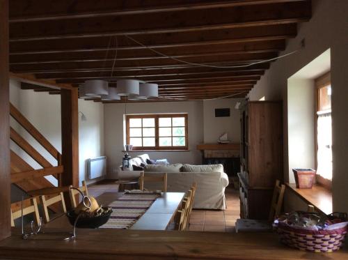 a living room with a couch and a table at Bellver-Baltarga in Bellver de Cerdanya
