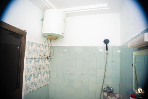 a bathroom with a shower with a light at Hôtel Akwin Kpalimé in Palimé