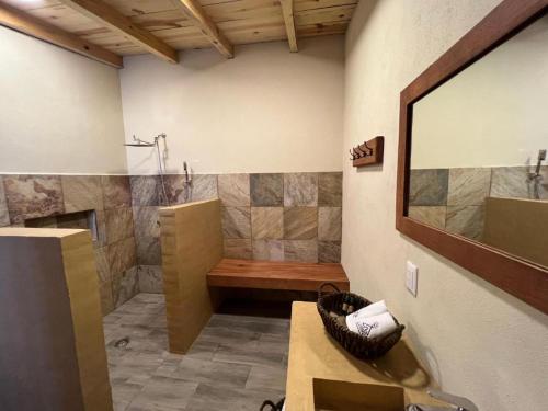 ein Badezimmer mit Dusche, Waschbecken und Badewanne in der Unterkunft Lunada Mazamitla in Mazamitla