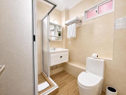 a bathroom with a toilet and a sink at Hotel Asia Pacifico in Santiago
