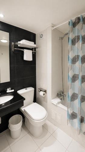 a bathroom with a toilet and a sink at SINGLE RENT'APARTMENT in Concepción