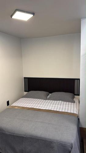 a bedroom with a large bed in a room at 4 Studio novo no centro com ar condicionado e tv UFLA, UNILAVRAS restaurantes padaria in Lavras