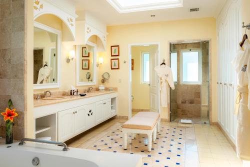 Un baño de Pueblo Bonito Emerald Luxury Villas & Spa All Inclusive