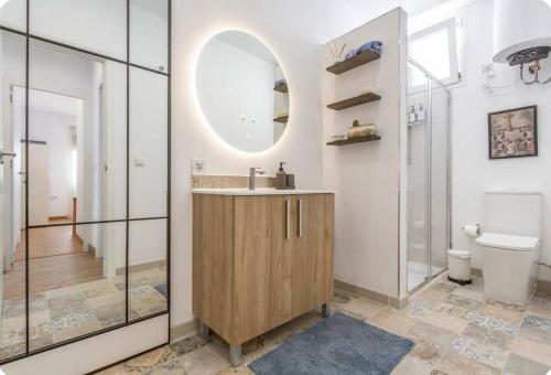 ein Badezimmer mit Waschbecken, Toilette und Spiegel in der Unterkunft Estudio Key in Icod de los Vinos