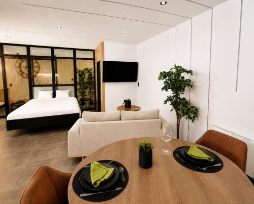 a living room with a bed and a table and chairs at Wellness queen in Harzé