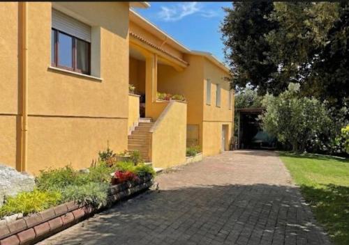 a house with a driveway next to a building at Prenda e Mare in Ottava Sassari