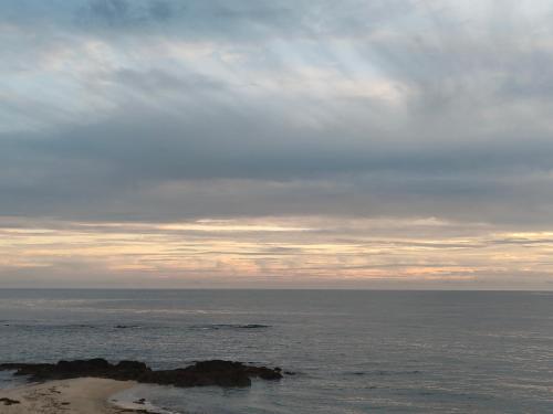 Blick auf den Ozean unter einem bewölkten Himmel in der Unterkunft Alojamento lunar in Viana do Castelo