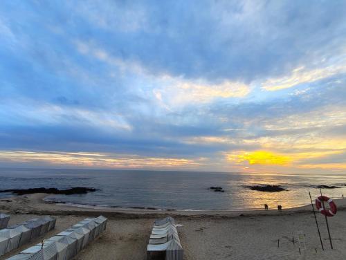 Blick vom Strand auf das Meer bei Sonnenuntergang in der Unterkunft Alojamento lunar in Viana do Castelo