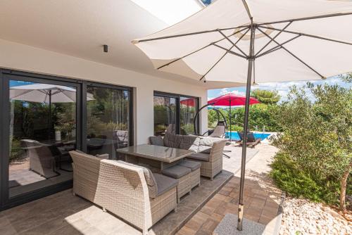 Holiday house with a swimming pool Bogdanovici, Sibenik - 27885