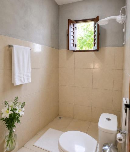 a bathroom with a toilet and a window at Rooftop na lagoa in Jijoca de Jericoacoara