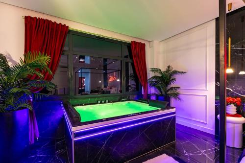 Trocadero Suite Private Jacuzzi