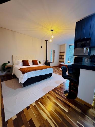a bedroom with a bed and a piano at Shoresh Araucária in Campos do Jordão
