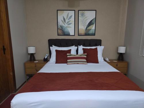 a bedroom with a large white bed with two night stands at Studio Sudoeste Ed Multiparque in Brasília