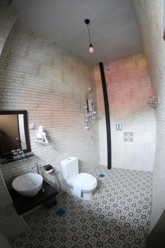 a bathroom with a white toilet and a sink at JQ Ban Loong Boutique Hotel in Ipoh
