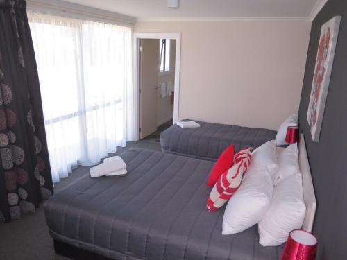 a bedroom with two beds and a window at Wheels and Reels Accommodation in Mossburn