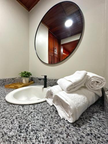 a bathroom with a sink and a mirror at Altura525 hotel in Jarabacoa