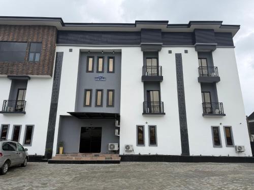 Gallery image of Triple H Hotel and Suites in Ekete