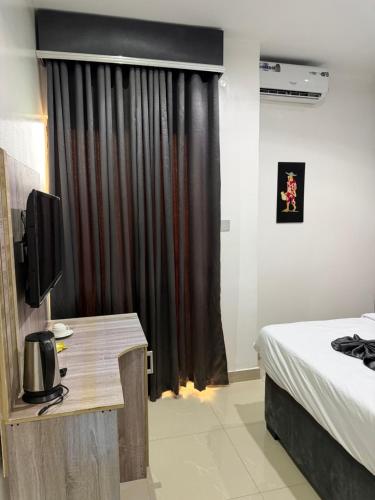 Gallery image of Triple H Hotel and Suites in Ekete