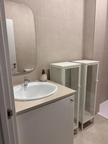 a bathroom with a sink and a mirror at APARTAMENTO LEPANTO in Almazora