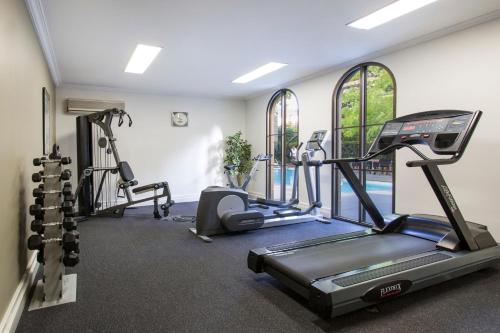 Mantra on Jolimont Melbourneにあるフィットネスセンターまたはフィットネス設備