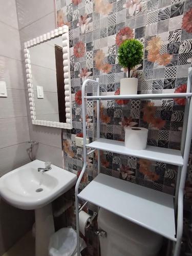 a bathroom with a sink and a mirror at Casa Florencia Hab 1 Florencia in Guayaquil