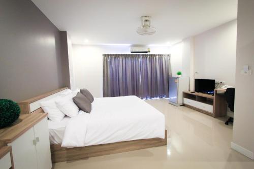 Телевизор и/или развлекательный центр в Vipa House Phuket - SHA Extra Plus
