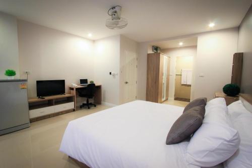 Телевизор и/или развлекательный центр в Vipa House Phuket - SHA Extra Plus
