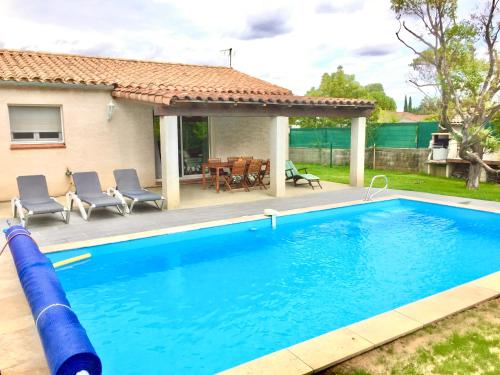 a large blue pool in front of a house at Résidence Alpha Centauri in Carcassonne