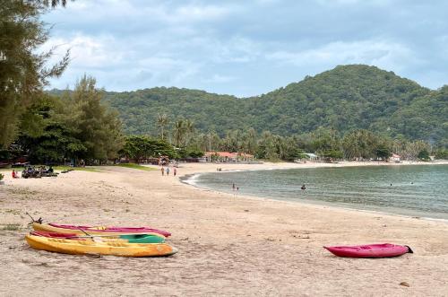 a group of boats sitting on a beach at Klang Aow Resort in Khanom