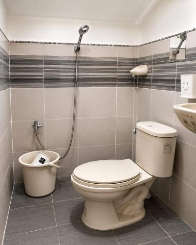 a bathroom with a toilet and a sink at Backpackers & Event Lounge in Valencia