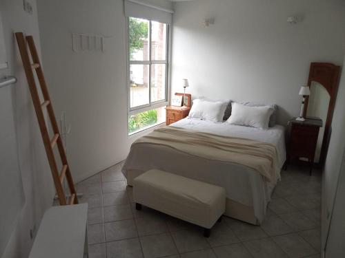 a bedroom with a large bed and a window at Quinta Un Sueño Junin in Junín