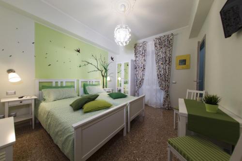 sypialnia z łóżkiem i zieloną ścianą w obiekcie B&B Caronte Messina w mieście Mesyna