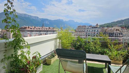 Terrasse et vue à 2 minutes de la gare