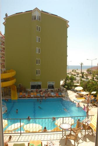 ein großes Gebäude mit Pool und Rutsche in der Unterkunft Sunstar Beach Hotel in Mahmutlar