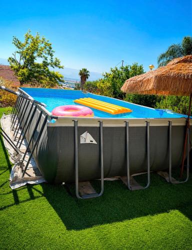 a large pool with several different colored trampolines at לרניקה - יחידות אירוח in Qiryat Shemona
