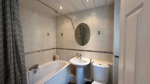 a bathroom with a sink and a tub and a toilet at Koti in Murton