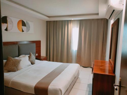 a hotel room with a large bed and a window at فندق هدب - المربع in Riyadh