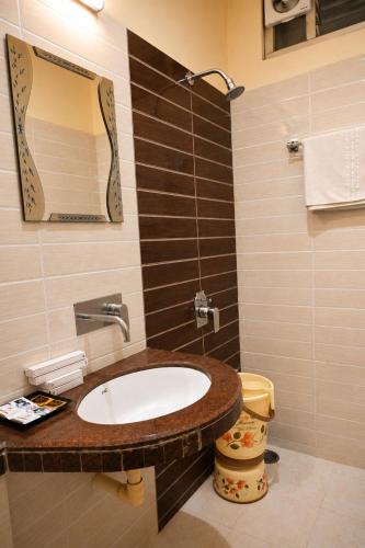 a bathroom with a sink and a toilet at Hotel Sunshine Inn in Mughal Sarāi