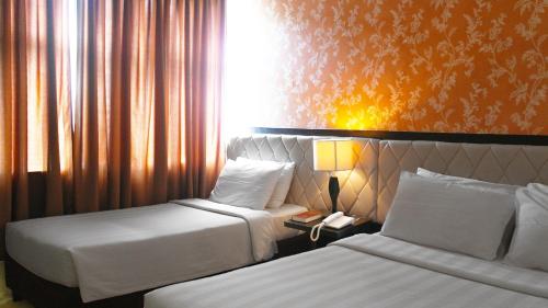 Postel nebo postele na pokoji v ubytování Manhattan Suites Inn