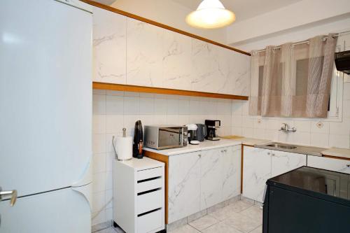 Olympus Apartment - Cozy Stay with Acropolis View