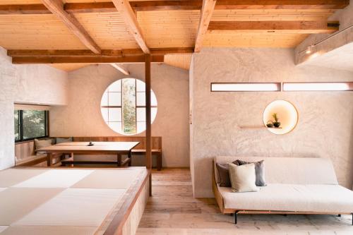 a room with a couch and a table at Villa Yumigahama in Minamiizu
