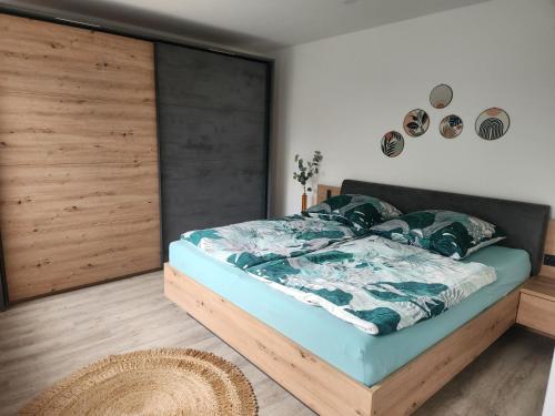 a bedroom with a bed with a wooden headboard at Borndal-Zeit in Altenberge
