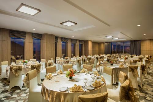 A restaurant or other place to eat at Hotel Chanti Managed by TENTREM Hotel Management Indonesia