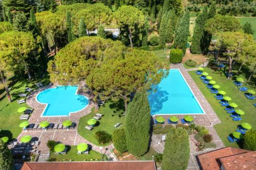an overhead view of a resort with a pool and trees at West Garda Hotel in Padenghe sul Garda