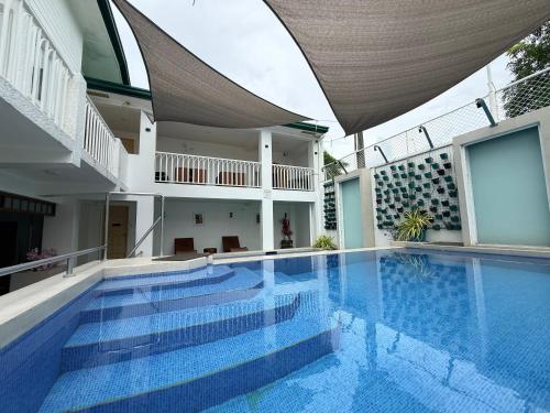 a large swimming pool in a building at Casa Sakura 2 in Calamba