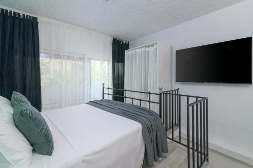 Casa Greca Private Yard, near Old Town, Prime Location