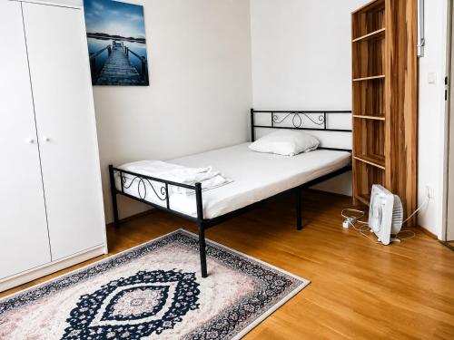 Bright Attic Room in Shared Apartment in Vienna 1020